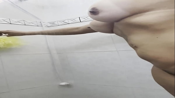 brincando com meu consolo no banho…