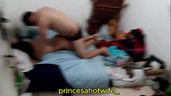 CORNO CHEGA E PEGA A NOVINHA CASADA DANDO PRO FUNCIONARIO NO FUNDO DA EMPRESA