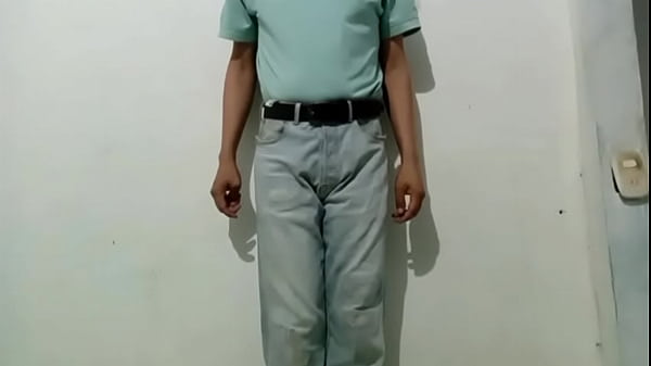 Pantalones orinados con pañal de tela en mañana lluviosa y dos orgasmos