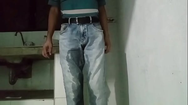 Pantalones orinados con pañal de tela y dos deliciosos orgasmos con pajita de noche lluviosa