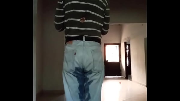 Pantalones orinados con pañal de tela y locura total con doble orgasmo