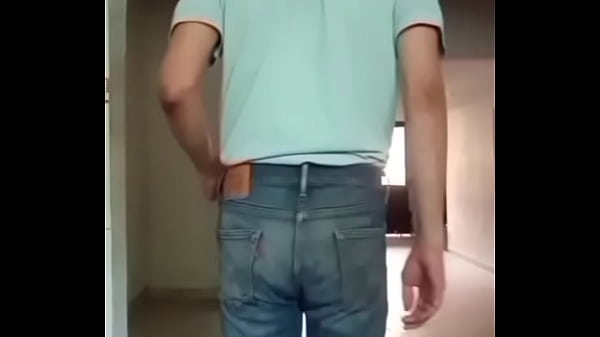 Pantalones orinados con pañal de tela y un día lleno de delicia y pajas