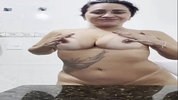 uma brincadeirinha com meu consolo e chantilly antes do banho…