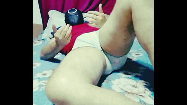 bad wolf28 的網路攝影機展現了誘惑力和暗示性,以及對無節制的快感和公眾性喚起的渴望。