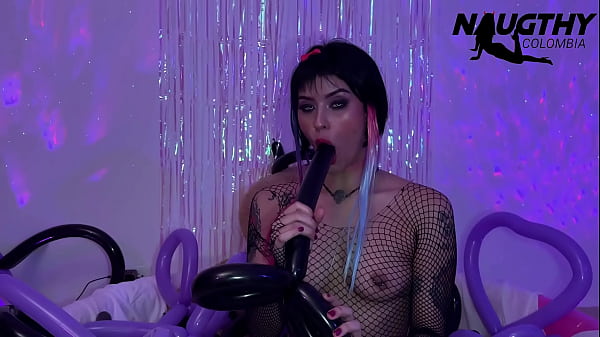 Balloon Fetish: Beautiful girl fulfills the user’s fantasy