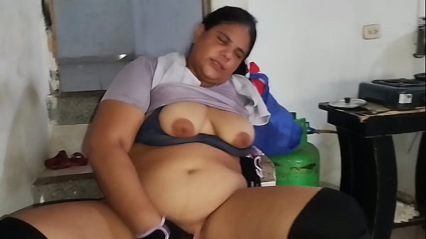 BBW colombiana con culo grande llega del GYM, se toca el coño y termina masturbándose hasta tener un gran orgasmo