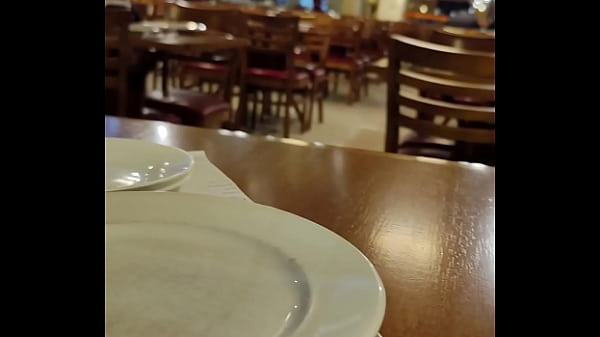 Mostrando os peitos no restaurante
