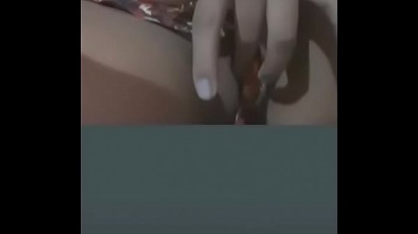 Mulher toca siririca no periscope