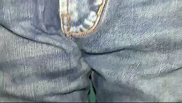 Pañal orinado la primera vez con mi pantalón Jean puesto