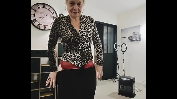 Petite milf cochonne prête a recevoir bonne bite en levrette