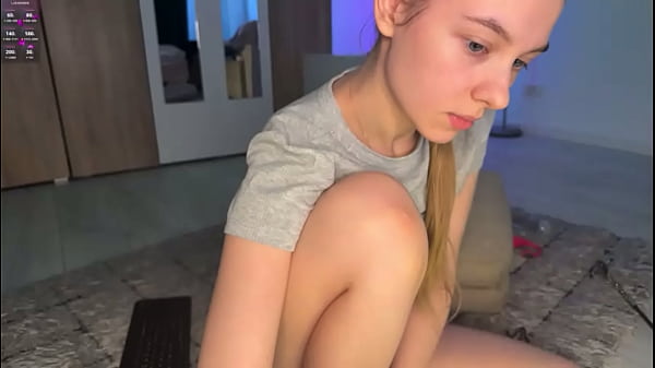 Play with pussy on webcam