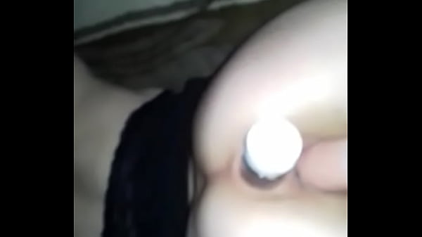 Vibrador e plug anal no cu e na buceta da putpnha