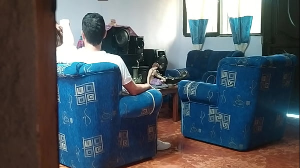 Voyeur Familiar: Mi hermanastra folla con su novio en la sala mientras yo la espío y me pajeo