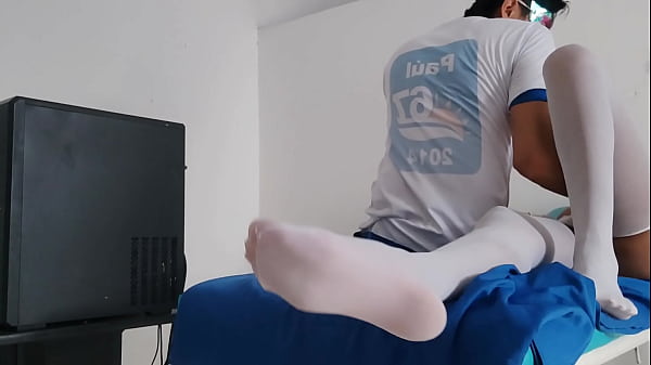 A cabaret dancer visits the doctor and the doctor ends up touching her in a perverted way.