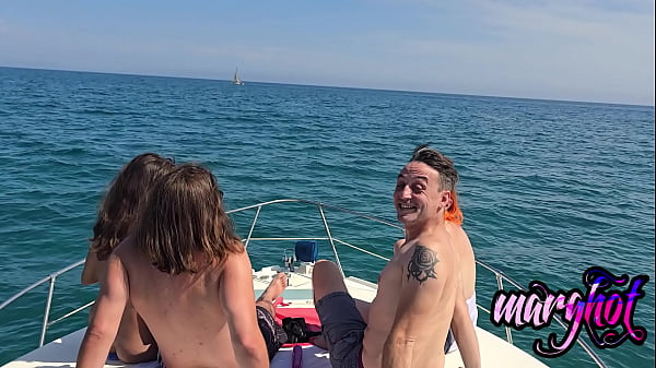 après midi libertine 2 couples baisent sur un bateau et se font surprendre…