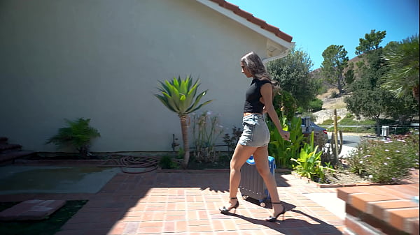 Bubble Butt Model Uma Jolie Gets Her Pussy Stretched By Hung Photographer GP3370