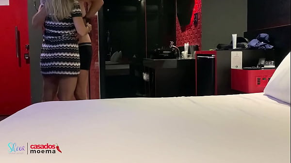 Casada sai de casa com plug no cú para chifrar o corno do marido!