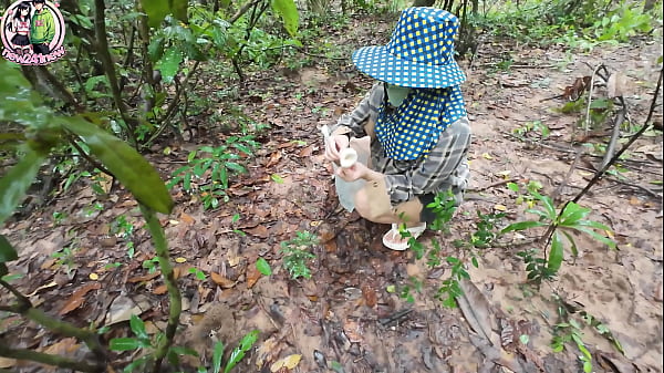 สาวไทยเดินเล่นในป่าเยี่ยวเสร็จไปโชว์หีริมถนน 4K