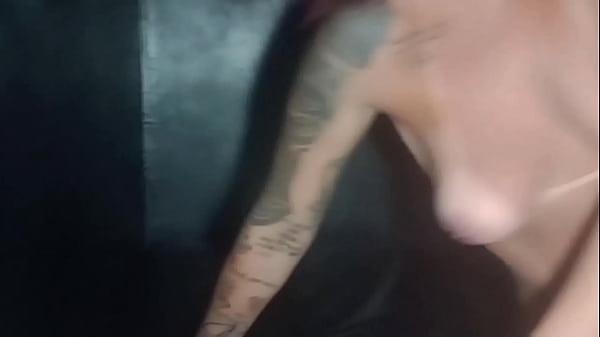 Ela é muito safada abandonou a festa só pra dar a buceta pro novinho no glory hole