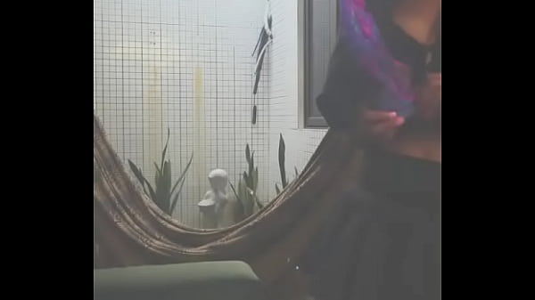 freira tem orgasmo intenso metendo na buceta apertada com um enorme vibrador monstro