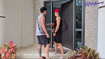 Hago un trio con mi novio y su amigo en la playa