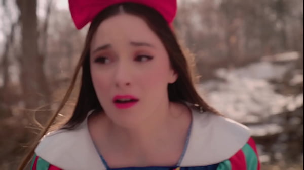 Hazel Moore as Snow White Cums and Squirts on The Evil Queen Bianca Beauchamp – Snow White Porn Cosplay Parody