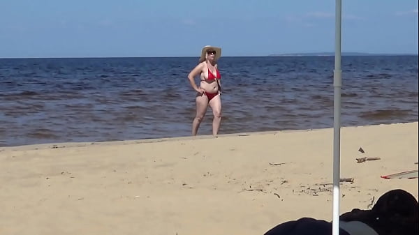 Nimble mature mommy has fun with young guys on the beach)))