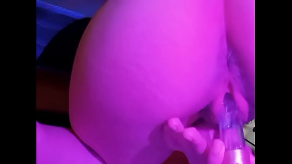 Bucetinha molhada brincando