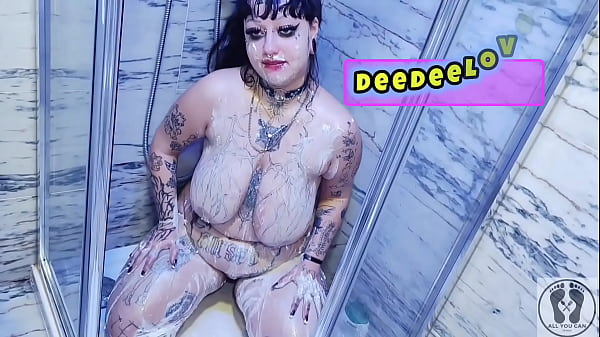 DEEDEELOVE PISSING GOLDEN SHOWER COM-PEE-LATION