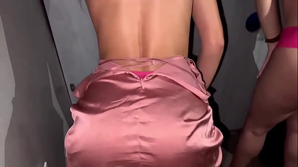 Fui no swing com minha amiga e dividimos uma Rola na Glory hole – Monica Lima Official