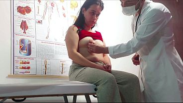 Ginecologista enfia dedo no cu e fode paciente!