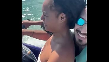 Novinha Safada, deixou marido na areia e fudeu com o instrutor no Jetski