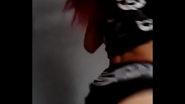 chica emo bailando reggaeton