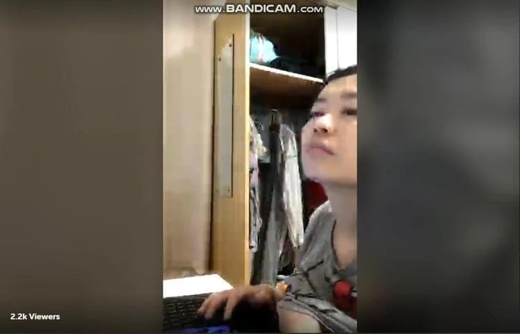 Chinese exhibitionist streamer girl masturbates, orgasms