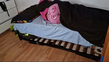 Compañera de casa olvido cerrar la puerta de su habitación, me confunde con su novio y termino follando su coño estrecho pensando en su novio