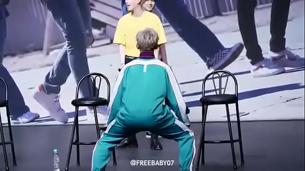 Coreano rebolando em público sensualizadamente by: Dani