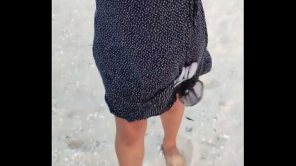 Exhibiendome en playa mexicana muestro las tetas y el culo