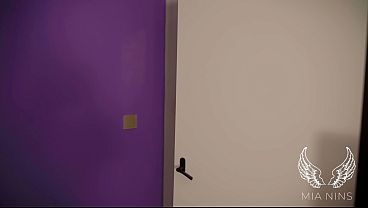 Latina’s powerfull squirt leaves sofa soaking wet