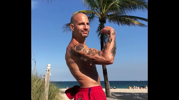 MAXXX LOADZ FLEXING AT THE BEACH