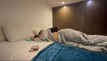 Me sorprende por detrás con sus dedos bien adentro de mi centro húmedo y me vengo