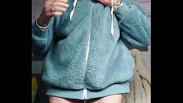 Oma neukt harige kut met dildo