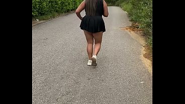 Rubia caliente le chupa la polla sudada a desconocido en medio de la carreta