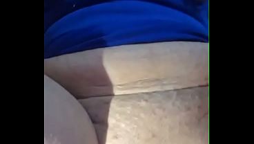 Segunda parte de la güera metiéndose un consoladora jigante2 y mostrando sus chiches con aretes