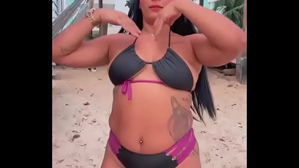 Super gostosa dançando na praia ️