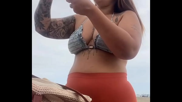 Tô na praia e já estou inchada e molhadinha pronta pra leva rola