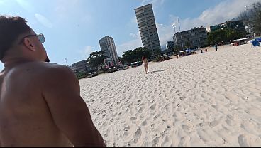 casada cai no papo doce do novinho carioca na praia acaba convidando ele para sua casa e ganhando leite na buceta