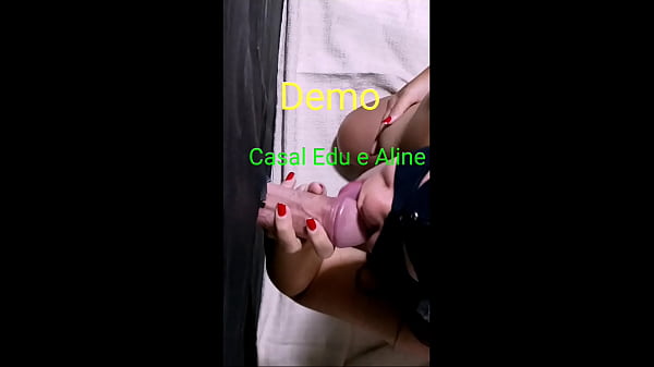 Casal Edu e Aline – Aline chupando no glory hole (buraco da glória) na frente do corno – câmera 1- Demo
