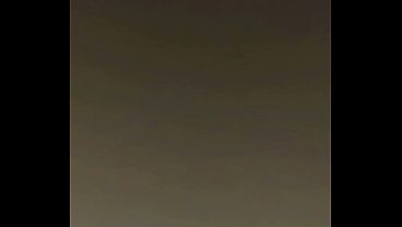 Dedeando el coño de mi gordita en el coche mientras ella enseña sus tetas en la calle.