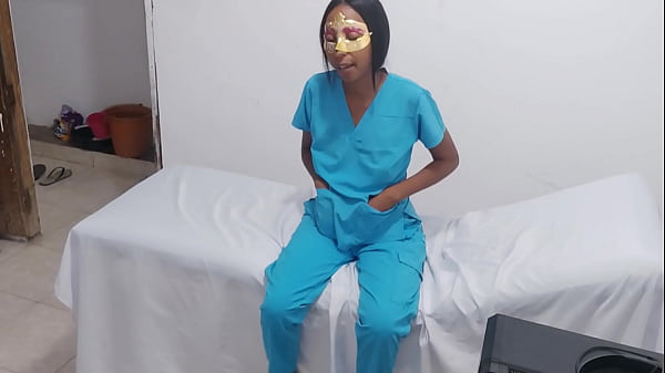 Enfermera Tentada: El Doctor la Seduce y Explora su Cuerpo