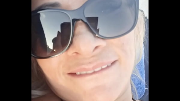 Estava no Rio, encontrei uns machos na praia e levei eles pra me foder no apartamento.